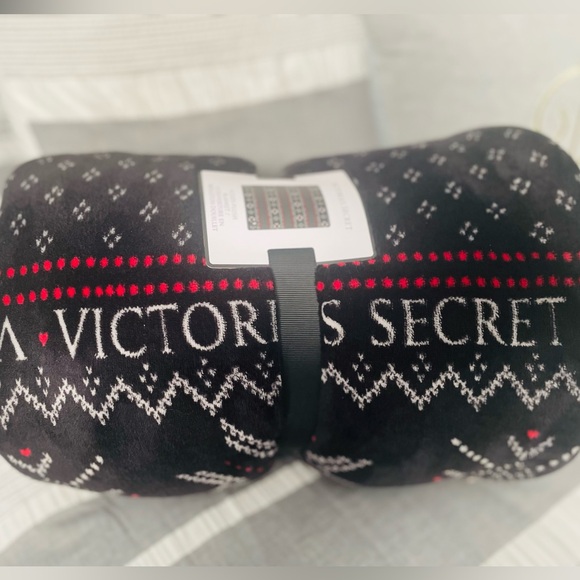 NWT! Victoria’s Secret Blanket - Picture 2 of 5